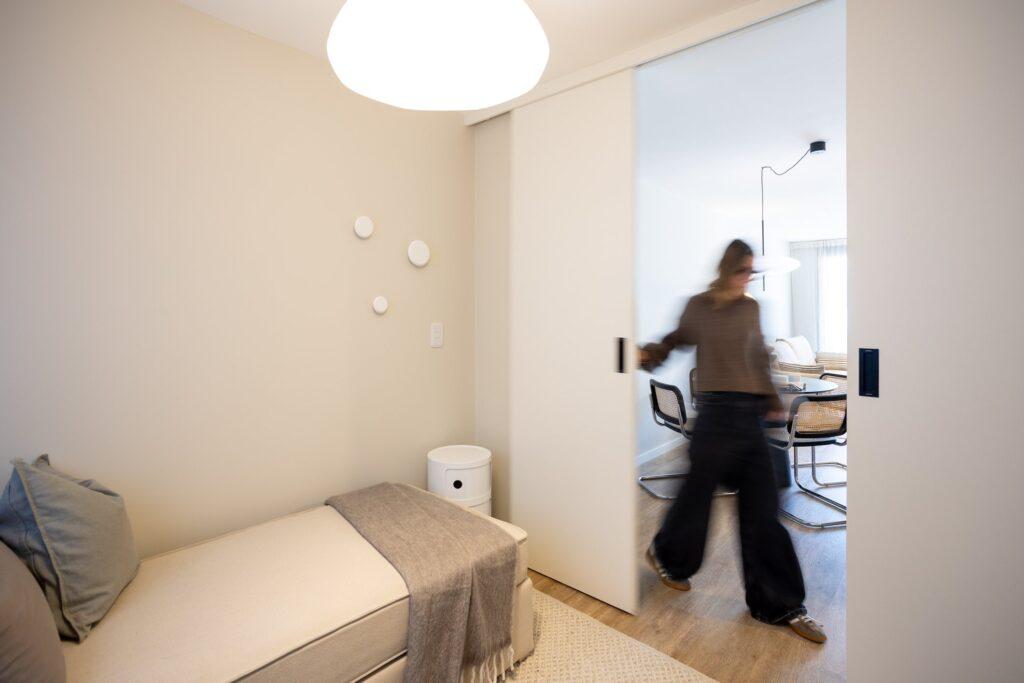 Unidad showroom Delta Sur – Dormitorio, puerta corrediza